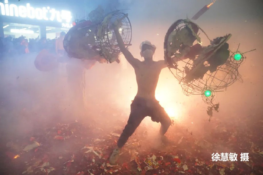 英德大湾万人空巷闹元宵，火麒麟引爆全场